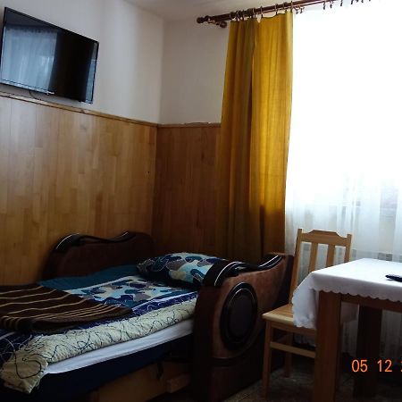 Dom Mlodziezowy W Polanie Apartment Serednie Male Luaran gambar