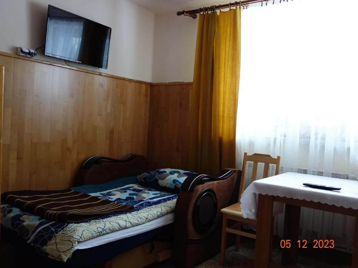 Dom Mlodziezowy W Polanie Apartment Serednie Male Luaran gambar